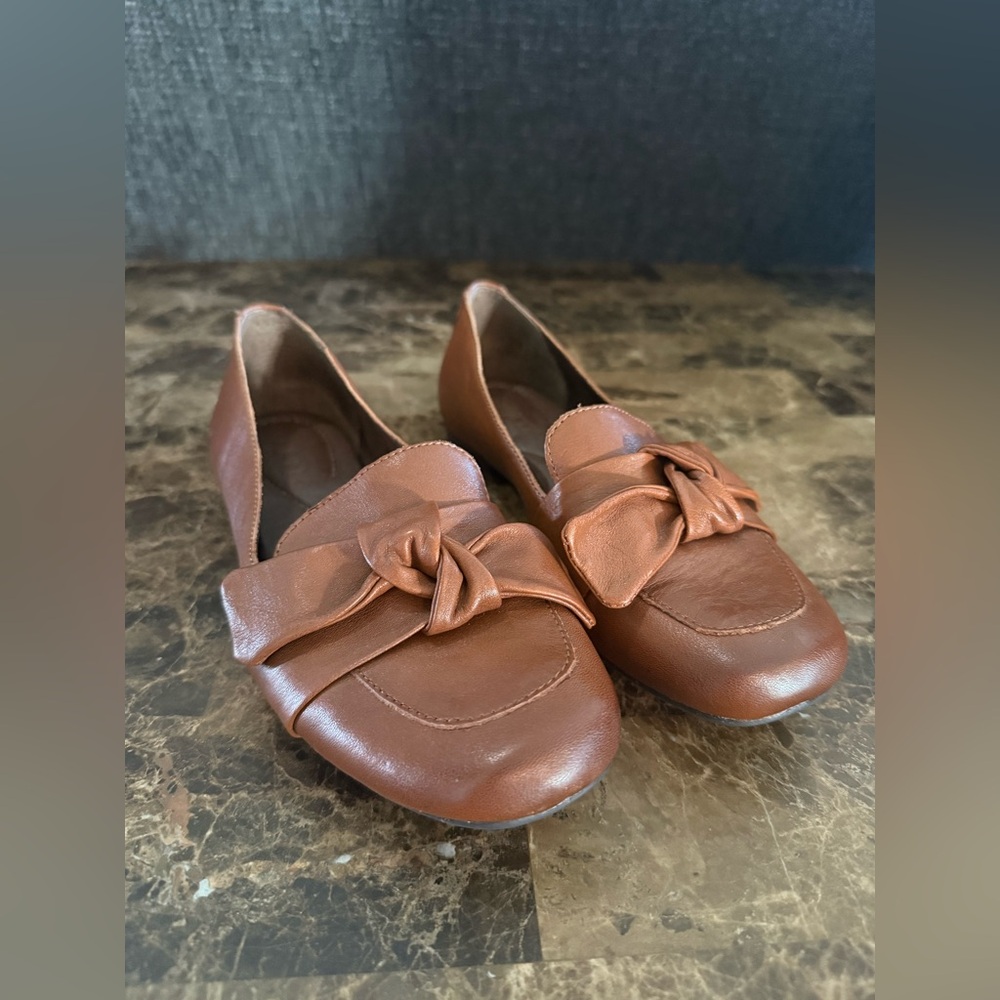 Born. Carrine Bow Detail Leather Slip On Loafers. Tan. Size 7. - Picture 2 of 15